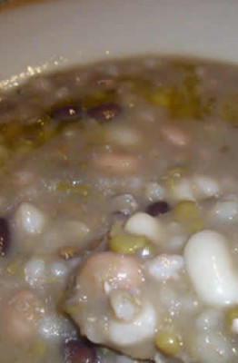 Zuppa vegana con legumi e cereali